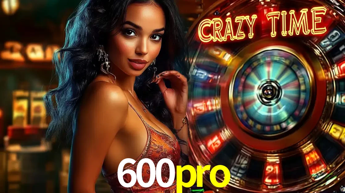 Mulher elegante ao lado da vibrante roda da fortuna do jogo de cassino ao vivo Crazy Time, um dos game shows mais populares e cheios de prêmios do 600pro.